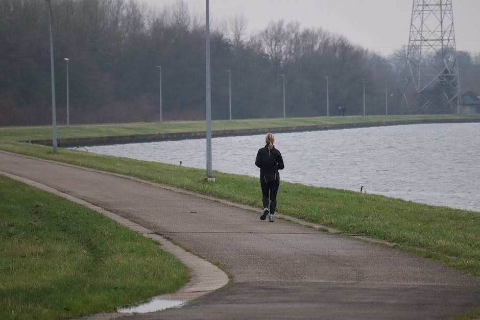 Wie lange soll das Wasser nach dem Urlaub laufen gelassen werden?